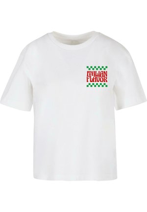 T-shirt bianco in cotone con una grafica frontale che presenta la scritta "ITALIAN FLAVOR" in rosso, bordata da un motivo a scacchi verde e bianco.