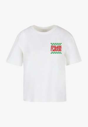 Weißes Baumwoll-T-Shirt mit einem Grafikdruck auf der Vorderseite, der "ITALIAN FLAVOR" in Rot zeigt, umrandet von grünen und weißen karierter Musterakzenten.