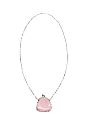 Nežen srebrn verižni ogrlica z majhno sijočo roza denarnico v obliki kovanca, ki ima kovinski okvir s sponko.