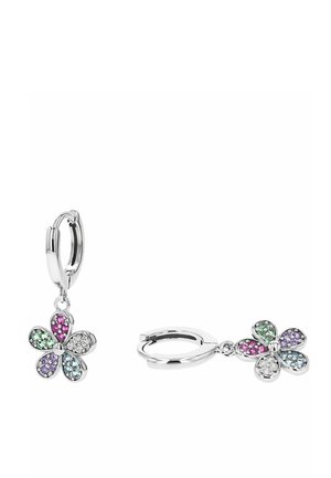 Pendientes de aro plateados con dijes colgantes en forma de flor, cada pétalo adornado con piedras preciosas multicolores en verde, morado, azul, rosa y transparente.