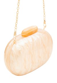 Una borsa a tracolla di forma rotonda, traslucida, di colore pesca con una catena dorata e una chiusura ovale liscia sulla parte superiore.