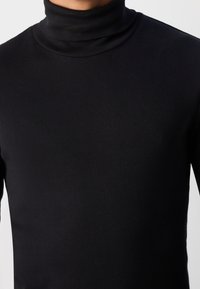 Schwarzer Rollkragenpullover aus glattem, dehnbarem Material. Figurbetontes Design mit hohem Kragen und geripptem Textur, ideal zum Layering.