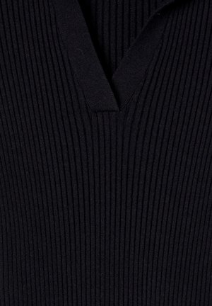 Top nero a coste con scollatura a V e tessuto testurizzato, caratterizzato da strisce verticali. Il design è aderente e leggero.