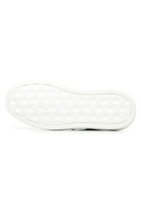 Witte sneakersool met een getextureerd, geblokt patroon, een gebogen rand en een ribbelrand voor betere grip. Voornamelijk vlak ontwerp.