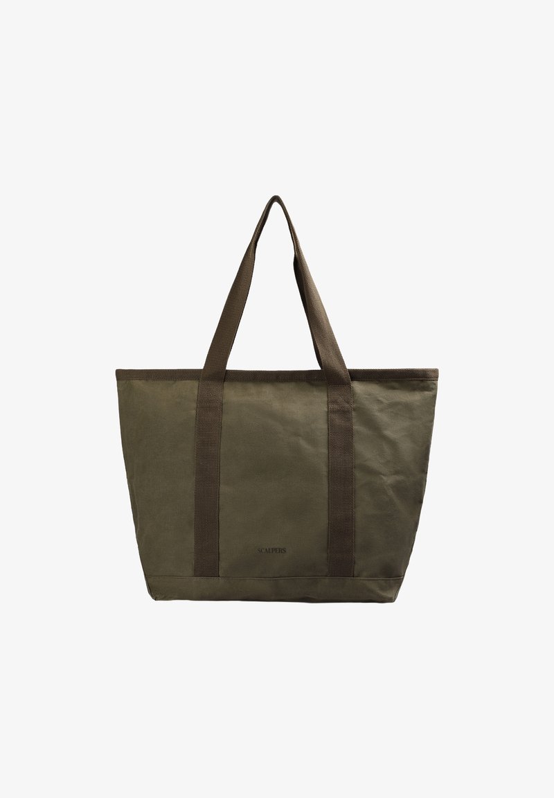 Bolsa de lona verde oliva con asas y bordes marrones, de forma rectangular, y sutil logo "Scalpers" en el centro frontal.