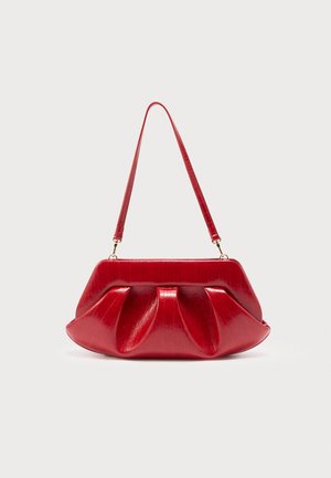 Rote glänzende Handtasche mit plissiertem Design und einem abnehmbaren einzelnen Schulterriemen auf hell einfarbigem Hintergrund.