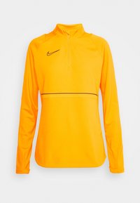Sudadera de manga larga de Nike en un brillante color naranja, con un cuello de media cremallera, una línea de acento negra en el pecho y una textura de tela suave.