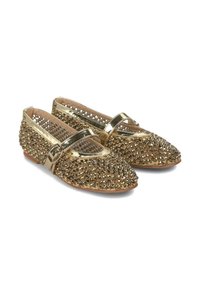 Ballerines dorées à bout pointu, ornées de clous métalliques, dotées d'une lanière arrondie et d'une surface lisse avec une finition brillante.