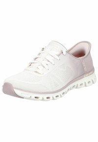 Chaussure de sport légère avec une tige en mesh blanche ornée d'accents roses, côtés texturés, fermeture à lacets et semelle rembourrée avec des poches d'air.
