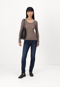 Rosemunde BENITA O NECK - Topper langermet - brown