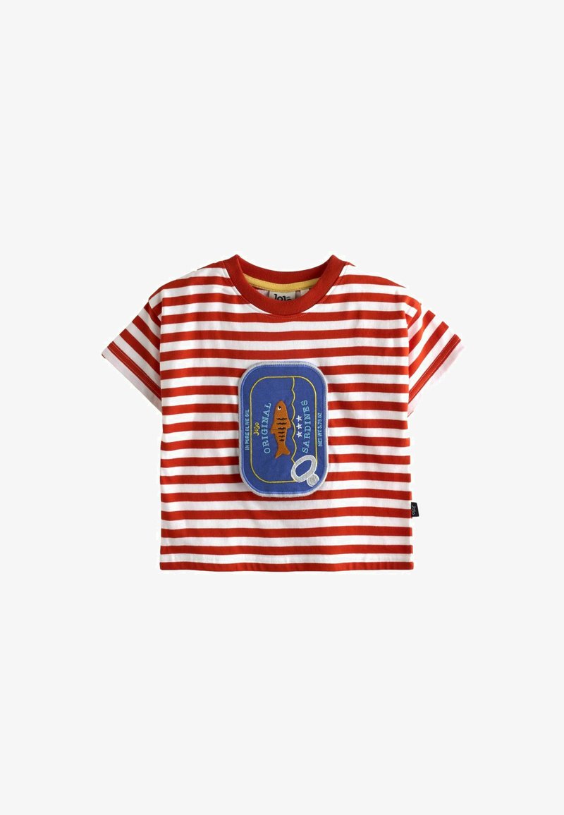 Piros-fehér csíkos rövid ujjú ing, elöl középen kék szardíniásdobozt formázó folttal, amelyen narancssárga hal és fehér kihúzófül látható.