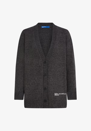 Cardigan tricoté gris foncé avec un col en V, des poignets et un ourlet côtelés, une fermeture avant par boutons et un accent logo blanc sur le bas à gauche.