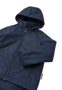 Giacca impermeabile blu navy con cappuccio, chiusura frontale con zip e molteplici tasche. Tessuto liscio, polsini regolabili e dettaglio con etichetta di marca.