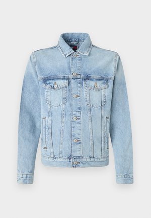 Lichtblauwe denimjacket met een klassiek ontwerp, voorzien van een kraag, knopen, twee borstzakken en zichtbare stikseldetails.