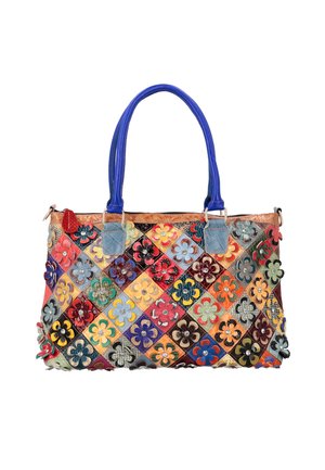 Geantă patchwork colorată cu mânere albastre, decorată cu aplicații florale din piele multicoloră pe un fundal alb.