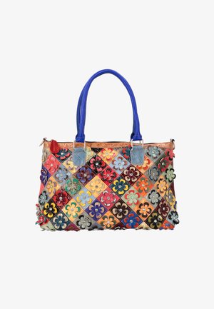 Geantă patchwork colorată cu mânere albastre, decorată cu aplicații florale din piele multicoloră pe un fundal alb.