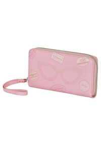 Monedero rosa con cremallera, que presenta un diseño de gafas de sol en relieve y varios sellos de viaje en un acabado ligero y brillante. Incluye una correa para la muñeca.