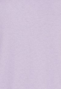 Vaaleanlila neulottu kangas, jossa on sileä pinta. Tasainen väri, jossa on hillitty kiilto, hienolla ribbineuloksella ilman näkyviä kuvioita tai koristeluja.