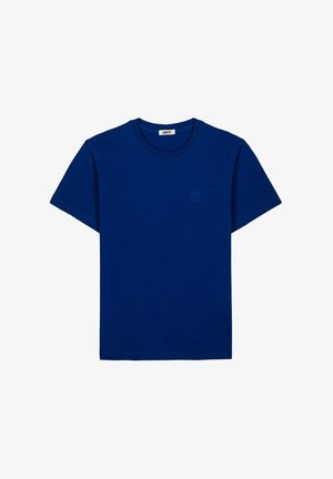 T-shirt à manches courtes unie bleu foncé avec un petit logo discret sur le côté gauche de la poitrine et une étiquette de marque à l'intérieur du col.