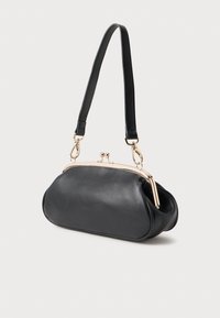 Melnas ādas rokassoma ar apaļu formu, zelta tonis aizdare un viena plakana siksna plecu nēsāšanai. Gluda tekstūra, spīdīga apdare.