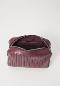 Calvin Klein MINI LINE CAMERA BAG - Axelremsväska - vineyard wine