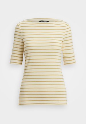 Karamell- und goldfarbener horizontal gestreifter Kurzarm-Hemd mit Bootsausschnitt, aus weichem Stoff, auf einem schlichten weißen Hintergrund präsentiert.