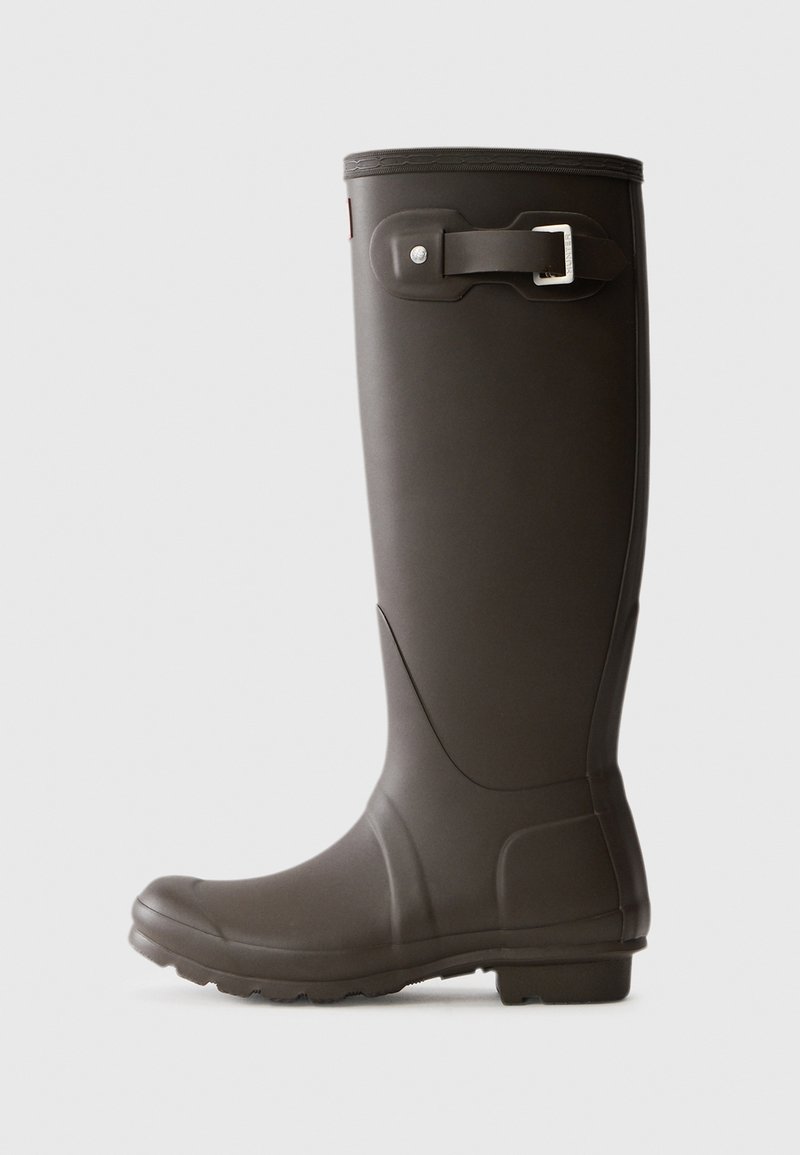 Hohe, dunkelbraune Gummiregenstiefel mit seitlichem Schnallen-Detail und strukturiertem Profil auf einfarbigem Hintergrund.