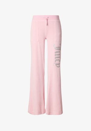 Różowe spodnie dresowe wykonane z miękkiego materiału, z szerokimi nogawkami, dwoma przednimi kieszeniami oraz srebrnym brokatowym napisem „Juicy” wzdłuż lewej strony.