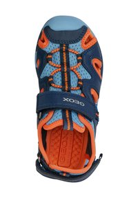 Modré a oranžové dětské sandály s mřížkovým svrškem, suchým zipem, texturovanou stélkou a voděodolným designem. Obsahují výrazné ventilační otvory.