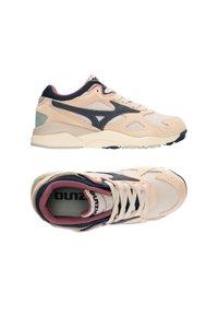 Beige und marineblaue Sport-Sneaker mit pinker Innenausstattung, Netz- und Wildlederpaneelen, seitlichem Logo und Schnürsenkeln, seitlich und von oben auf weißem Hintergrund dargestellt.