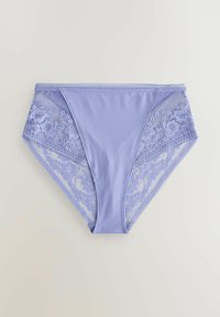 Culotte haute pour femme lavande avec panneaux en dentelle florale sur les côtés et détails en maille sur un fond blanc uni.