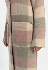 Wollen jas met een geruit patroon in zachte roze, beige en groene tinten, voorzien van een knoopsluiting en voorzakken.
