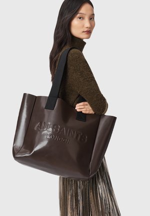 Borsa a spalla in pelle marrone con manici in tessuto nero, caratterizzata da testo in rilievo "ALLSAINTS LONDON", superficie liscia e design spazioso.