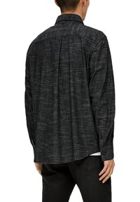Zwarte lange mouwen shirt gemaakt van een gestructureerde stof, met een subtiel patroon, knoopmanchetten en een kraag.