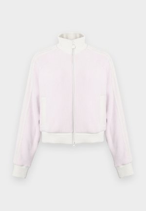Lichtroze corduroy zip-up jas met witte ribgebreide accenten en kraag. Bevat zijzakken en gestreepte details langs de schouders.