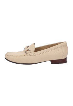 Beige suède loafers met een gestikt ontwerp, voorzien van een decoratieve zilveren gesp en een lage houten hak. Glad textuur met een minimalistische stijl.