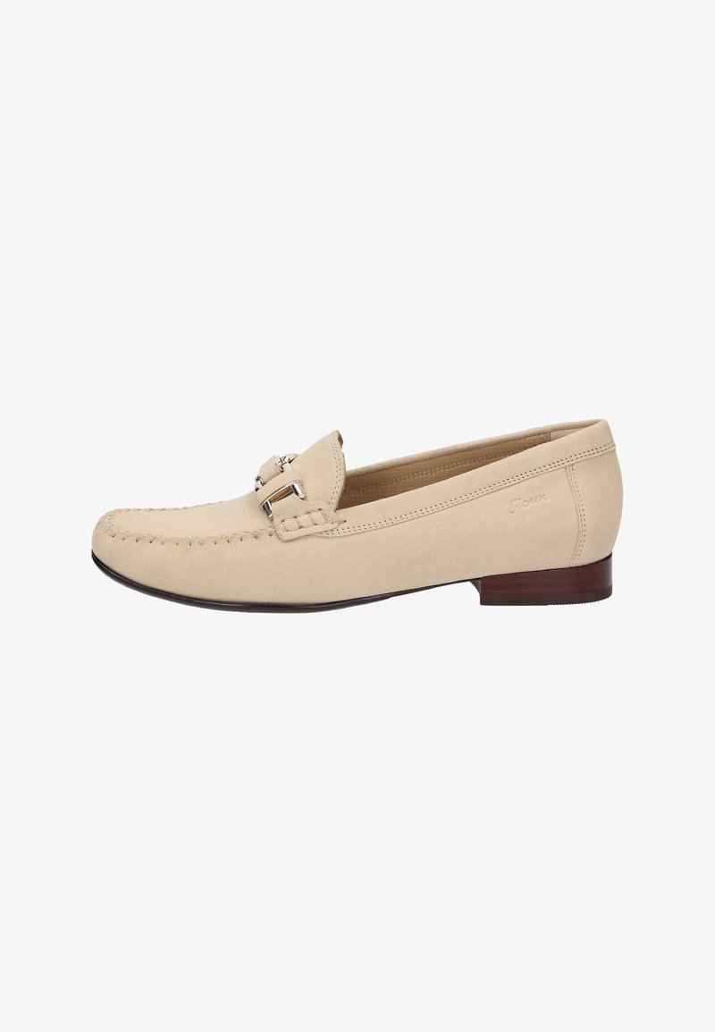 Beige suède loafers met een gestikt ontwerp, voorzien van een decoratieve zilveren gesp en een lage houten hak. Glad textuur met een minimalistische stijl.
