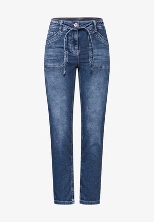 Dżinsowe spodnie dresowe w ciemnoniebieskim kolorze. Posiadają elastyczny pasek z troczkiem, dwie przednie kieszenie oraz zwężający się krój nogawek z gładką teksturą.