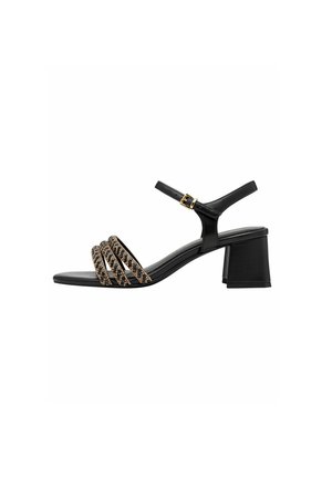 Sandales à talons noirs avec trois brides tressées ornées d'accents métalliques, une bride de cheville réglable et un large talon bloc.