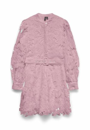 Abito in pizzo rosa con maniche lunghe, vita cintata, motivo floreale e orlo arricciato. Il tessuto presenta dettagli intagliati intricati.