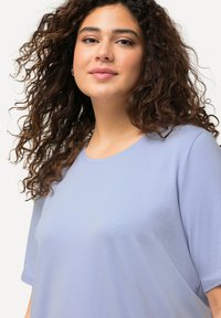 Ulla Popken RUNDHALSAUSSCHNITT - Jednoduché tričko - classic sky blue