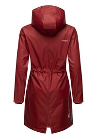 Czerwony wodoodporny płaszcz z kapturem, ściągnięta talia i lekko rozkloszowany dół. Gładka tekstura, z detalem marki na górnej części pleców.