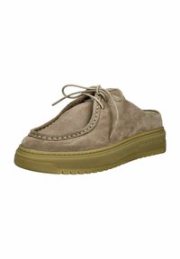 Chaussures à enfiler en nubuck beige avec un bout arrondi, des coutures contrastées et une semelle en caoutchouc épaisse. Elles comportent des détails de laçage à l'avant.