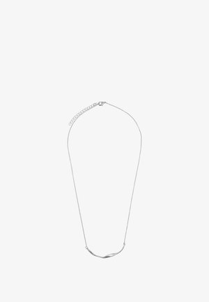 Collier en argent avec un pendentif courbé, présentant une surface lisse et brillante. La chaîne est délicate, avec un fermoir et une longueur réglable.