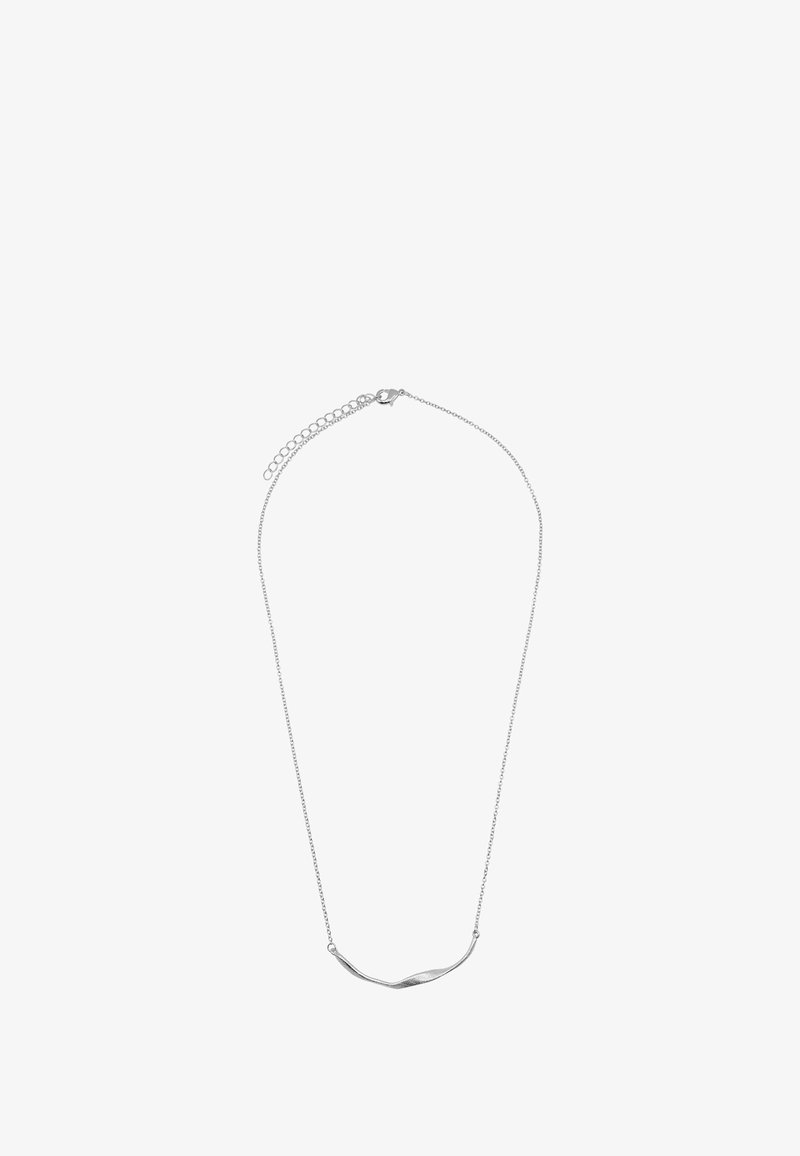Zilveren ketting met een gebogen hanger, met een gladde, glanzende afwerking. De ketting is delicaat met een sluiting en verstelbare lengte.