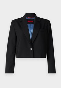 Blazer noir croisé avec une fermeture à un bouton, des revers à crans et une doublure en satin bleu. Comprend une poche poitrine et une coupe ajustée.