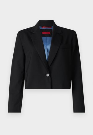 Blazer preto cropped com fecho de botão único, lapelas em corte a direito e forro em cetim azul. Apresenta um bolso no peito e ajuste sob medida.
