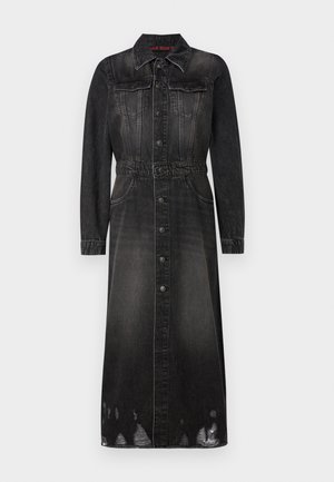 Črna denim obleka z dolgimi rokavi, sprednjim gumbom in pasom. Ima dve žepni žepi na prsih in obrabljen rob.