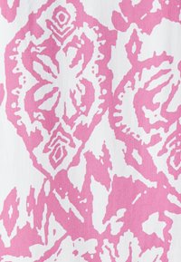 Tela rosa y blanca con un patrón floral abstracto que presenta formas y texturas variadas. El diseño es audaz y visualmente distintivo.