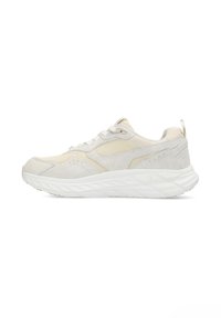Sneaker di colore chiaro caratterizzato da un mix di materiali in suede e mesh. Il design presenta una punta arrotondata, dettagli testurizzati e una suola spessa.